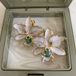 18k gold plated White Amaryllis Earring. Crafted in Brazil.